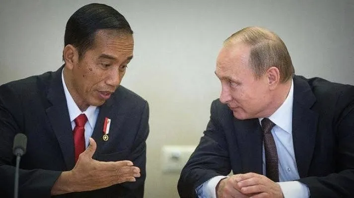 Ilustrasi: Presiden RI Joko Widodo dan Presiden Rusia Vladimir Putin saat menjalin percakapan pada 18 Mei 2016. (Foto: Host Photo Agency/AFP).