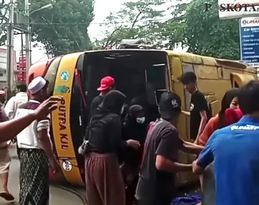 Bus Pariwisata terguling saat menghindari mobil pickup di Lebak, Banten. (foto:samsul)