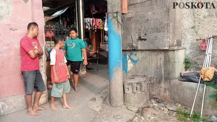 Warga teluk Pucung yang tengah melihat kondisi batu purbakala setinggi 80 cm. (ihsan fahmi)