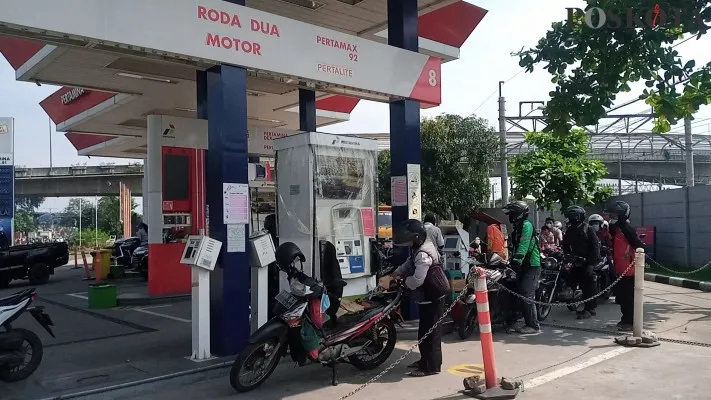 Pengendara motor mengantri BBM di salah satu SPBU Kota Bekasi. (foto: Ihsan).