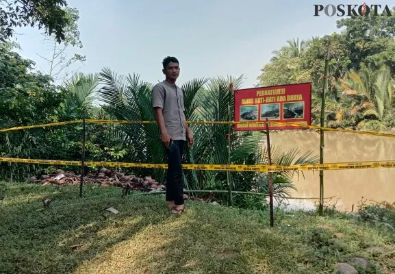 Foto : Spanduk himbauan terpampang di bantaran muara Pamunuhan, Tegal Papak, Pandeglang. (Poskota/Samsul Fatoni)