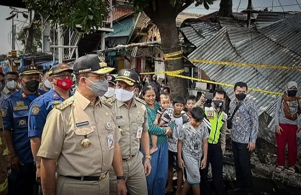 Gubernur DKI Jakarta Anies Baswedan saat meninjau Kampung Gembrong, Jakarta Timur.