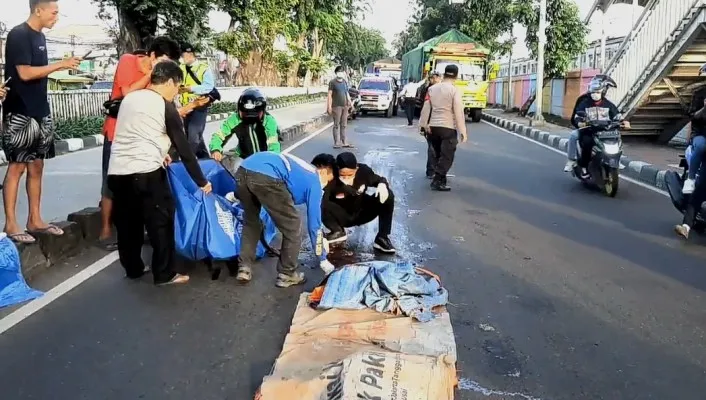 Pengendara motor tewas terlindas truk fuso di Jalan Haji Darif, Jatinegara, Jaktim. (Ist)