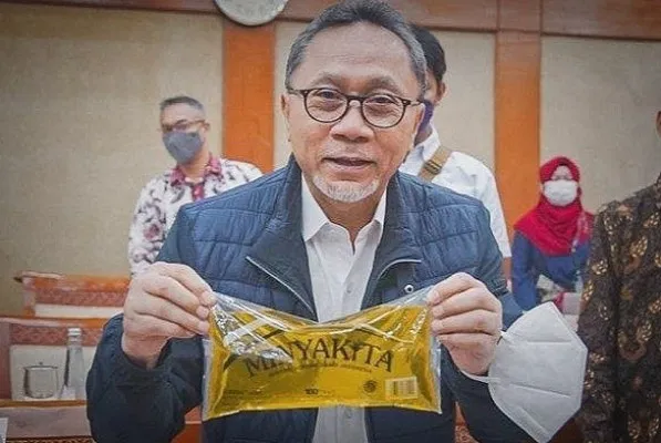 Menteri Perdagangan Zulkifli Hasan saat memperlihatkan prodak MinyaKita. (Foto: Ist).