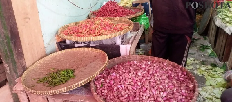 Foto : Cabai di Pasar Baru Kota Bekasi naik jelang lebaran Idul Adha 2022. (Poskota/Ihsan Fahmi)