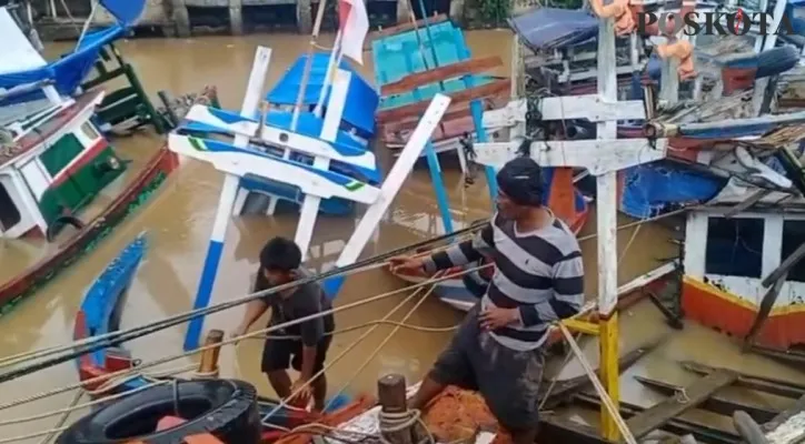 Salah seorang nelayan Labuan, Pandeglang berusaha evakuasi kapal tenggelam. (foto: samsul).