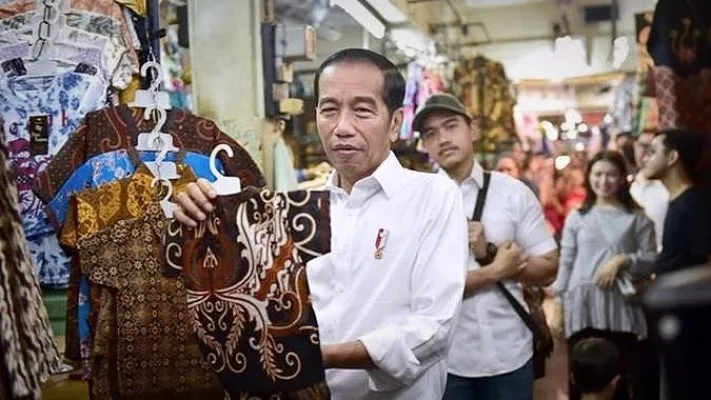 Presiden Joko Widodo (Jokowi) saat melihat-lihat hasil dari produksi UMKM. (Foto: Setneg).