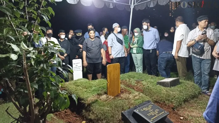 Pilot maskapai penerbangan Citilink, Kapten Boy Awalia (48) dikebumikan di Taman Pemakaman Umum (TPU) Pondok Kelapa, Duren Sawit, Jakarta Timur, Kamis (21/7/2022) malam. (ardhi)