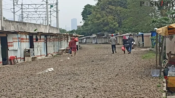 Foto : Suasana lokasi Gunung Antang, Matraman, Jakarta Timur. (Poskota/Ardhi)