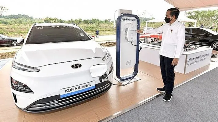 Presiden Joko Widodo meninjau sebuah kendaraan listrik dan alat pengisi daya baterainya saat meresmikan peletakan batu pertama (groundbreaking) yang menandai pembangunan pabrik baterai mobil listrik di Karawang, Jawa Barat, Rabu (15/9/2021). (Foto: Biro Setpres).