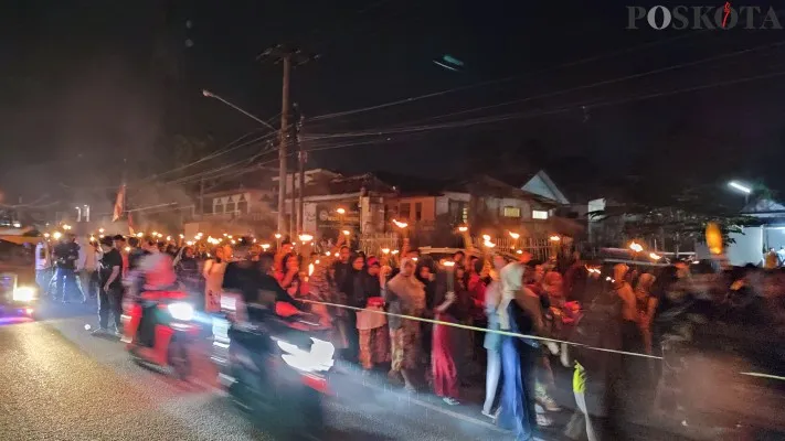 Ratusan masyarakat Labuan, Pandeglang, saat pawai obor. (Foto: Samsul)