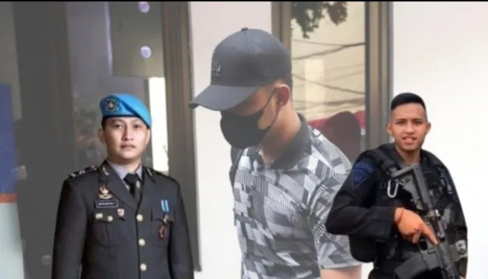 Salah satu ajudan Ferdy Sambo, Ricky, yang disebut hadir saat peristiwa penembakan Brigadir J. (Foto: Diolah dari Google).