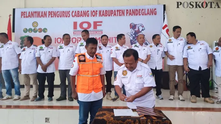 Ketua IOF Pandeglang, AKBP Surtaman saat menandatangani SK kepengurusan. (foto: poskota/samsul fatoni)