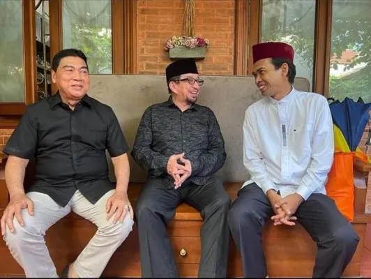 Petinggi PKS, Salim Segaf Aljufri (tengah) dan Ustaz Abdul Somad (kanan). (Foto: IG @ustadzabdulsomad_official).