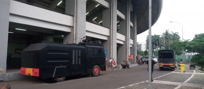 Pasukan kendaraan brigade mobil (brimob) terparkir diarea stadio Patriot Chandra Baga. Rabu (24/8/2022) sore. (ihsan fahmi)