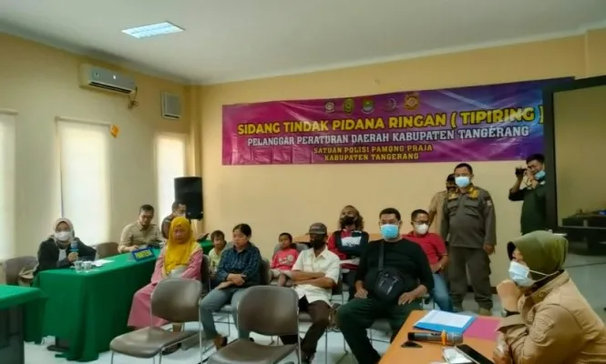 Sejumlah PKL mengikuti sidang tipiring di kantor Satpol PP Kabupaten Tangerang. (Ist)