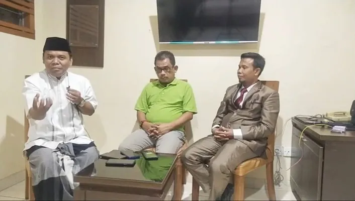 Sugi Nur Raharja alias Gus Nur (pertama dari kiri). (Foto: YouTube Ahmad Khozinudin).