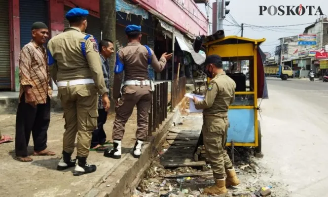 Petugas Satpol PP saat melakukan penertiban PKL. (Foto: Veronica)