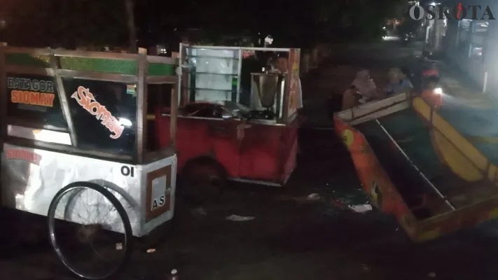 Lapak pedagang kaki lima rusak ditabrak minibus di Jalan Raya Mekarsari, Bekasi. (foto: Ihsan).