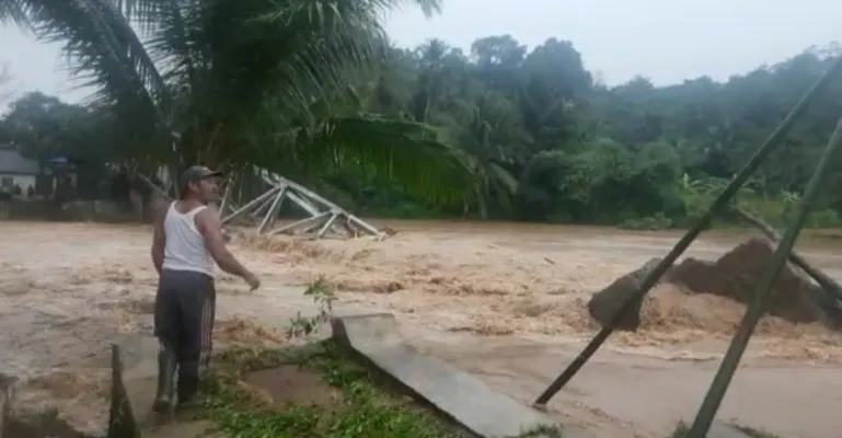 Salah seorang warga Bayah, Lebak saat melihat kondisi jembatan ambruk. (Ist)