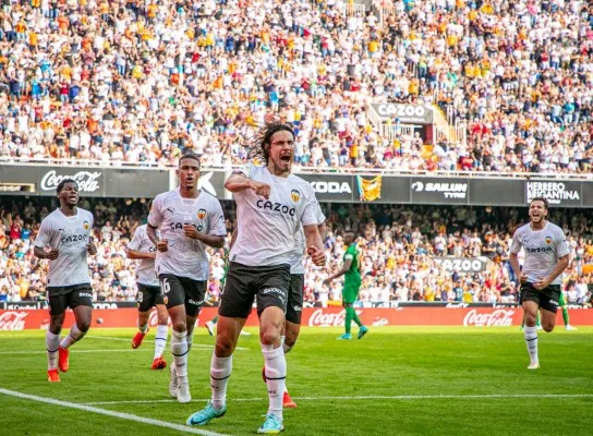 Edinson Cavani (depan) dengan para pemain Valencia lainnya merayakan gol (foto/ twitter ECavaniOfficial)