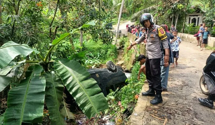 Polisi dan warga Pandeglang saat evakuasi korban lakalantas. (Foto: Samsul)