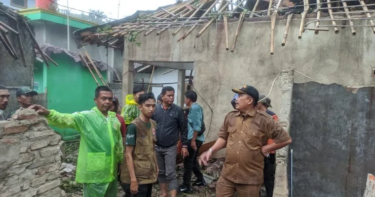 Camat Kalanganyar, Lebak saat meninjau lokasi bencana angin puting beliung. (ist)