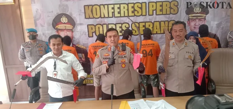 Kapolres Serang, AKBP Yudha Satria (tengah) memperlihatkan senjata tajam yang digunakan pelaku. (foto: haryono)