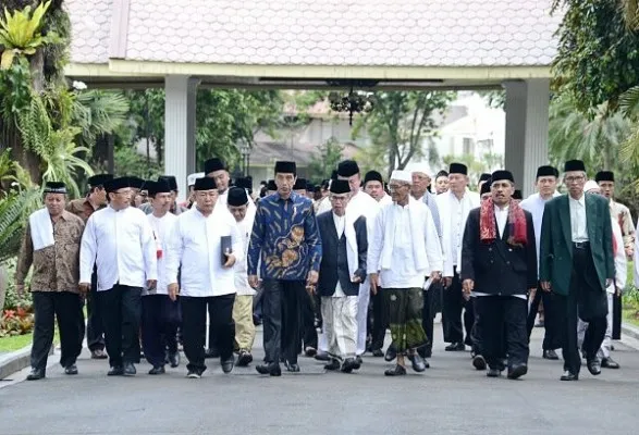 Presiden Jokowi saat menerima kunjungan sejumlah ulama dari Jawa Barat (Jabar), di Istana Negara, Jakarta, Selasa (3/4/2018). (Foto: BPMI)