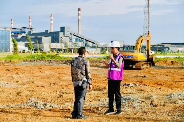 Presiden Jokowi meninjau pengolahan bijih nikel di Pabrik Smelter, Konawe, Sultra, Senin (27/12/2021). (Foto: BPMI Setpres/Laily Rachev).