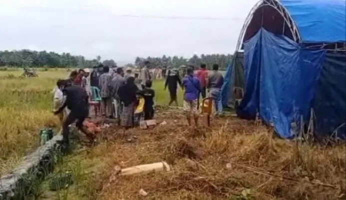 Para petugas saat melakukan proses pembongkaran makam seorang wanita di Pandeglang. (ist)