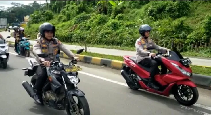 Kapolda Banten dan Kapolres Lebak konvoi pantau Pilkades. (Foto: Ist).