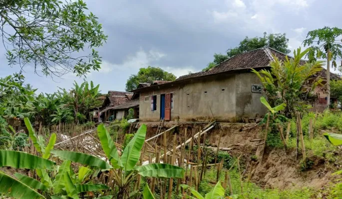 Sejumlah rumah warga Sindangresmi Pandeglang memprihatinkan pasca tanggul Cilemer ambruk. (samsul).