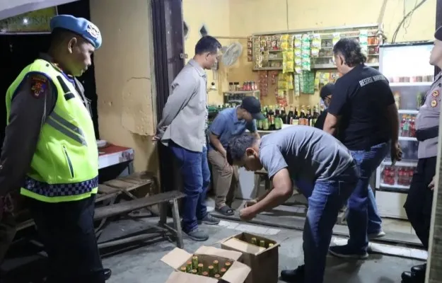 Puluhan botol miras disita Polres Lebak saat Operasi Pekat II Maung 2022. (Ist)