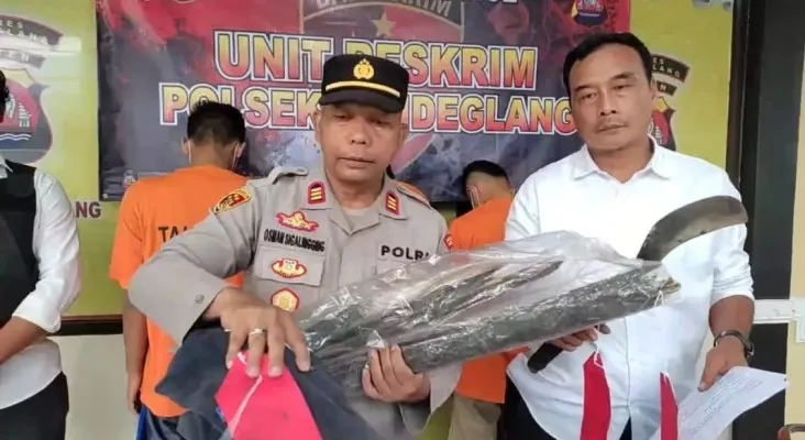 Polsek Pandeglang mengamankan pelaku penganiayaan dan barang bukti. (Ist).