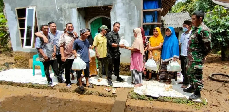 Camat Cisata Pandeglang saat menyerahkan bantuan sembako kepada korban banjir. (Ist)