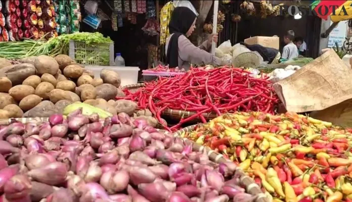 Salah seorang pedagang sembako di pasar Pandeglang saat menjajakan barang dagangannya. (samsul fatoni)