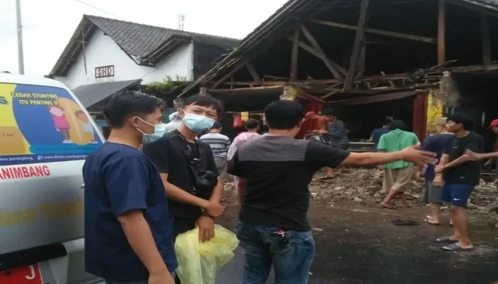 Rumah warga Panimbang, Pandeglang ambruk dan melukai penghuninya saat hujan deras. (Ist)