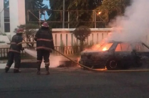 Mobil sedan terbakar di Alun-alun Pandeglang, diduga korsleting listrik. (Ist)