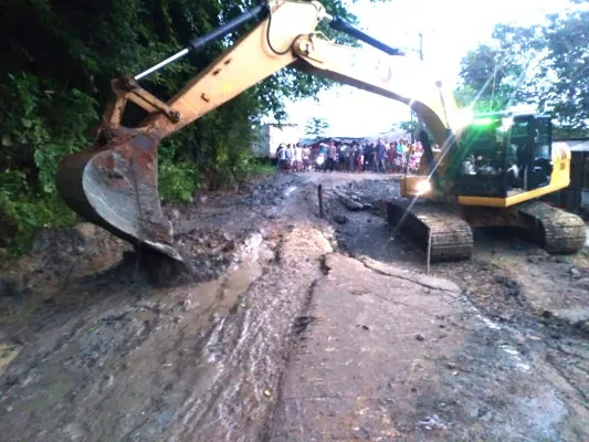 Foto : Petugas DPUPR Lebak saat melakukan penanganan jalan ambles. (Ist.)