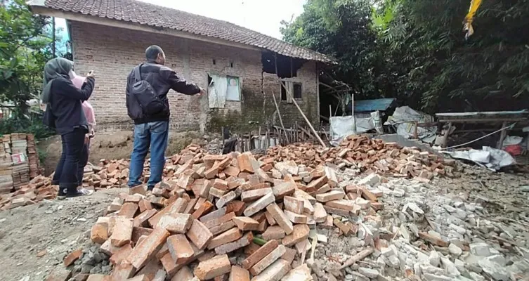 Foto : Kondisi rumah warga Cikulur,Lebak, Banten ambruk akibat pergerakan tanah. (Foto: Ist)