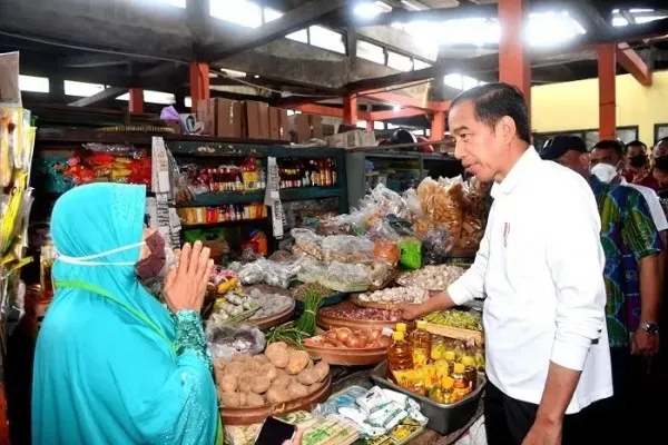 Presiden Jokowi berbincang dengan pedagang di Pasar Sentul, Kota Yogyakarta, Provinsi DIY, Minggu (8/1/2023). (Foto: Dok. Setkab)