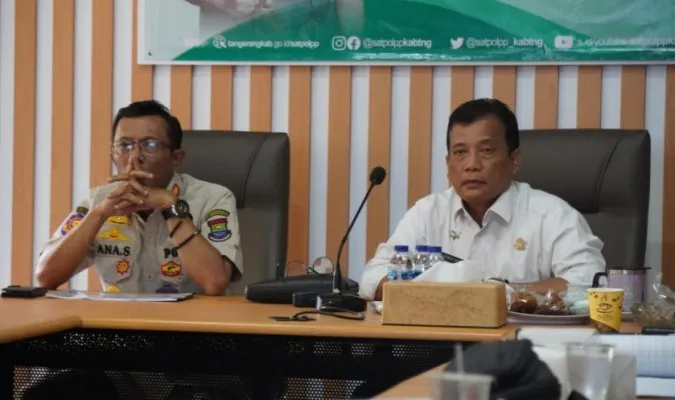 Foto : Kepala Satuan Polisi Pamong Praja (Kasatpol) Kabupaten Tangerang, Fachrul Rozi saat memimpin rapat. (Ist.)