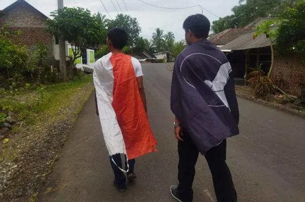 Sejumlah pemuda asal Wanasalam saat berjalan kaki menuju Kantor Bupati Lebak. (Ist)