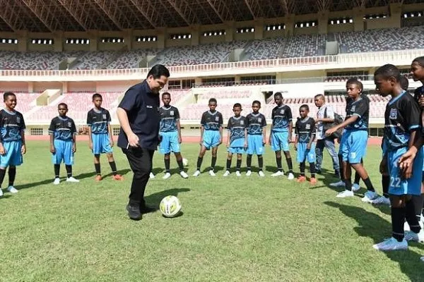 Menteri Erick Thohir bermain sepak bola bersama anak-anak disela peresmian Papua Football Academy di Stadion Lukas Enembe, Kabupaten Jayapura, Papua, Rabu (31/8/2022). (Foto: ist).