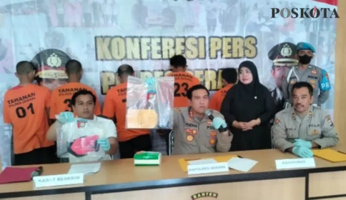 Kapolres Serang AKBP Yudha Satria didampingi Kasatreskrim AKP Dedi Mirza saat menunjukan barang bukti kasus curanmor. (haryono)