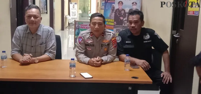 Dokter forensik RSUD dr Drajat Prawiranegara Serang, dr Budi Suhendar (kiri) didampingi Kanit Gakkum Ipda Sandhi Pribadi dan Kasihumas Iptu Dedi Jumhaedi saat memberikan keterangan pers. (haryono)