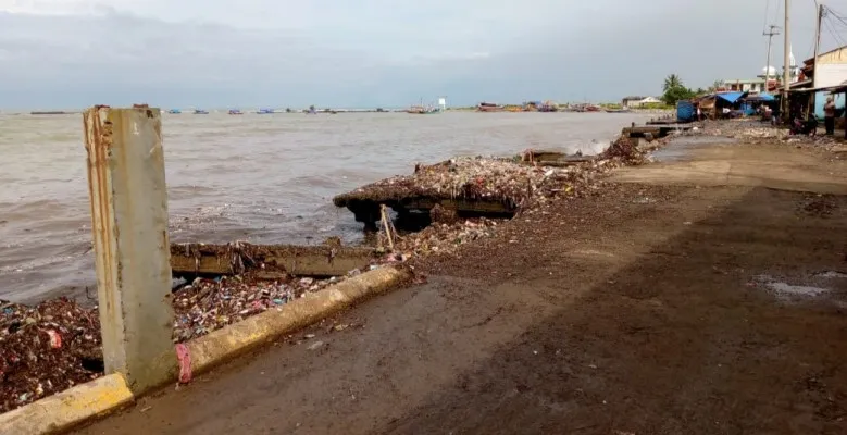 Sampah nampak berserakan di Dermaga Teluk Pandeglang. (Foto: Ist).