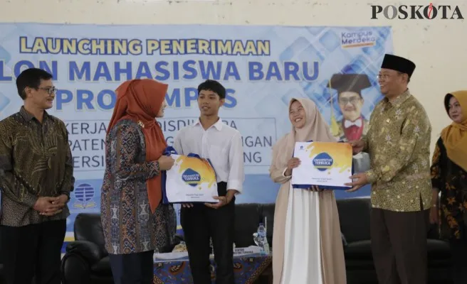 Bupati Pandeglang saat launching program beasiswa Prokampus. (Foto: Samsul)