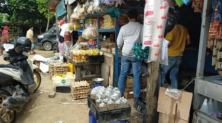 Warga Lebak saat belanja minyak goreng curah. (ist)